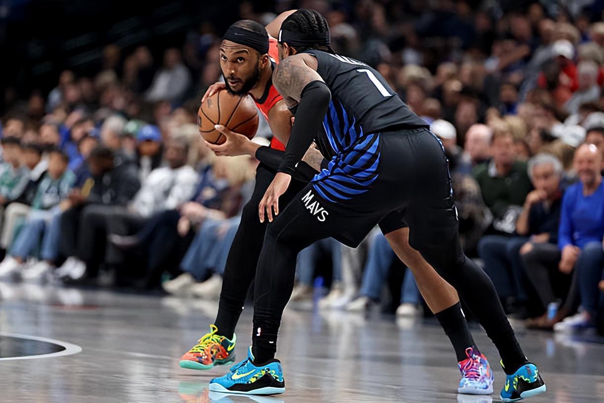 开云体育下载官网-让两大铁匠担任后场双枪，火箭的战术和人员安排看起来有些搞笑？