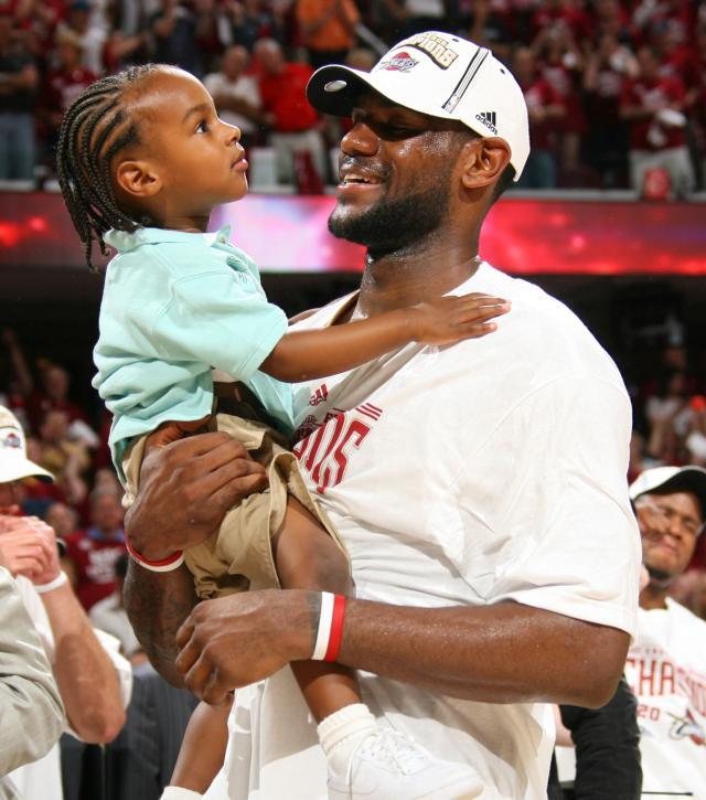 开云体育下载官网-无悬念！湖人55位选布朗尼 成就历史首对父子同队