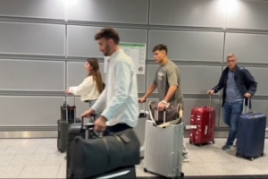 记者：多特新援安塞尔米诺抵达杜塞尔多夫机场，体检将很快进行